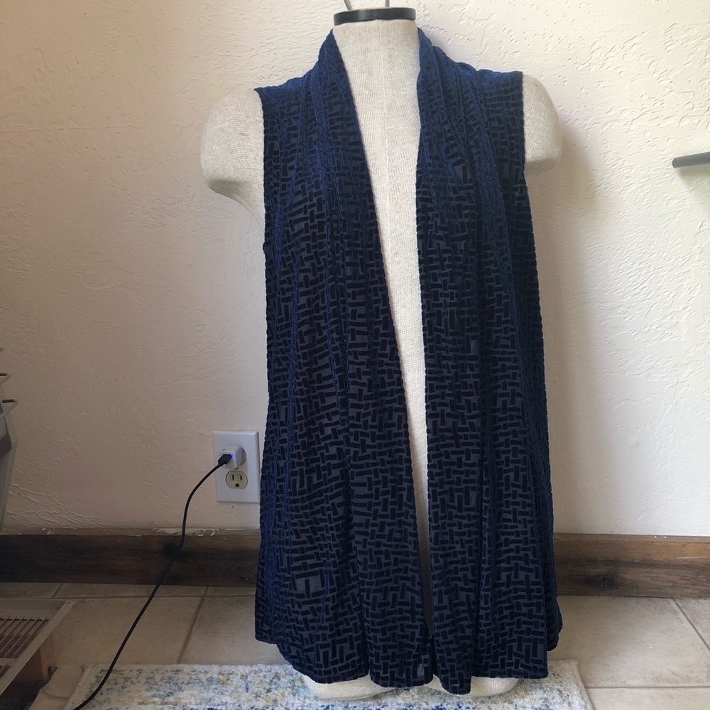 Susan Graver Vest / liquid / SZ XS / textured/ Navy Blue
